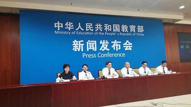 瑜伽教练培训课程通常包括以下几个方面：